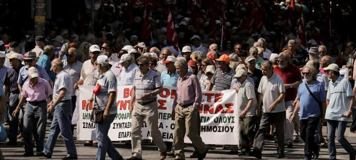 Μεγάλη πορεία συνταξιούχων στο Σύνταγμα για τις βάρβαρες περικοπές